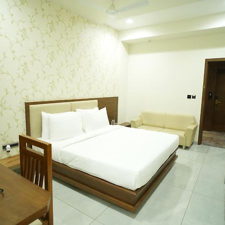 Pam Premium Hotel Vadodara Exterior foto