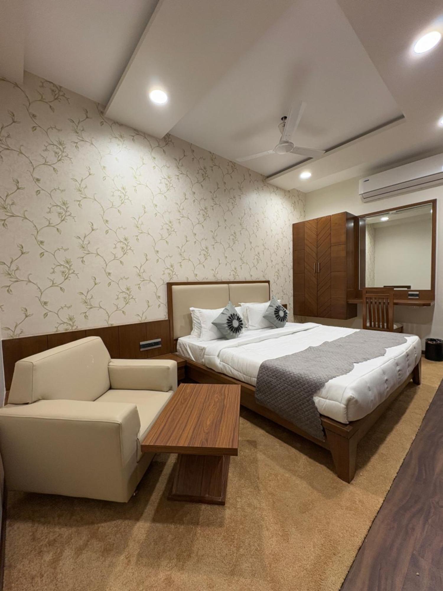 Pam Premium Hotel Vadodara Exterior foto