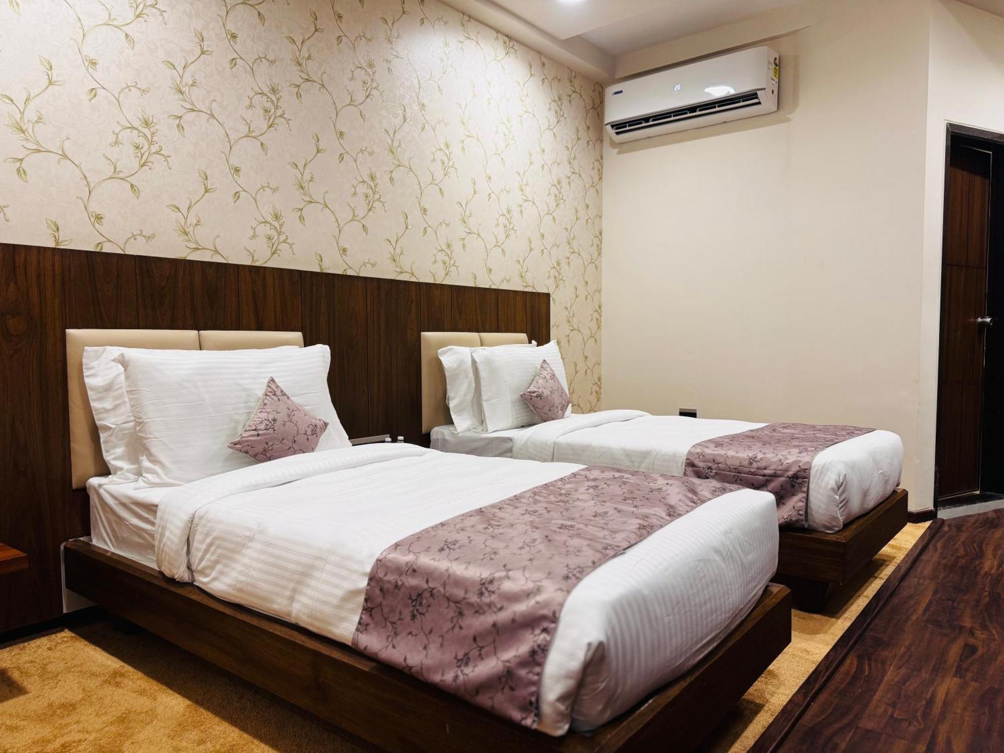 Pam Premium Hotel Vadodara Exterior foto