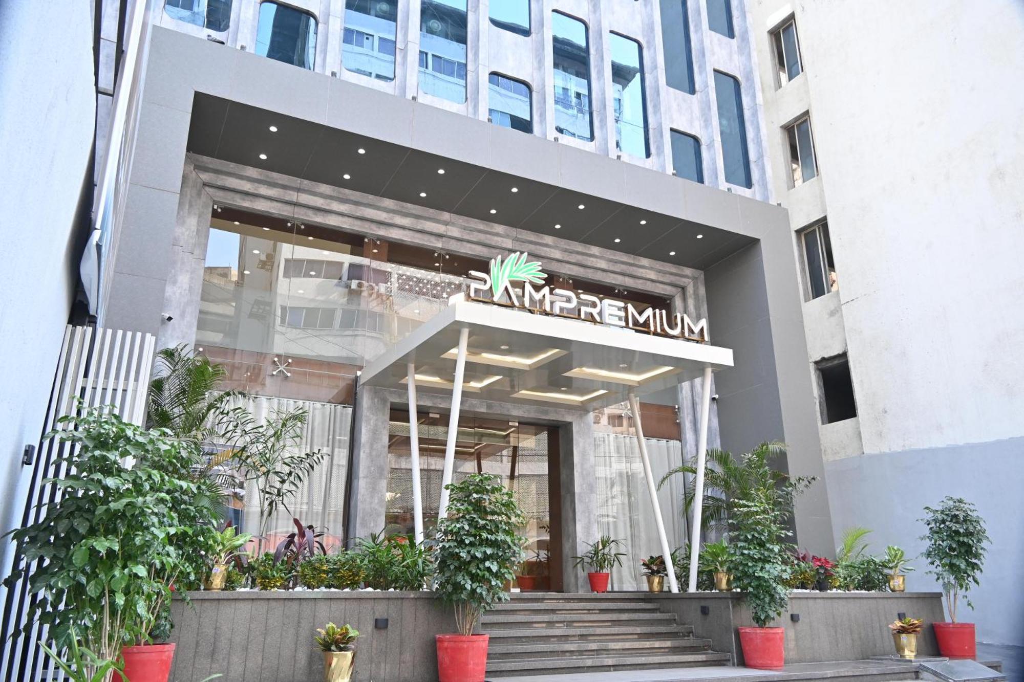 Pam Premium Hotel Vadodara Exterior foto