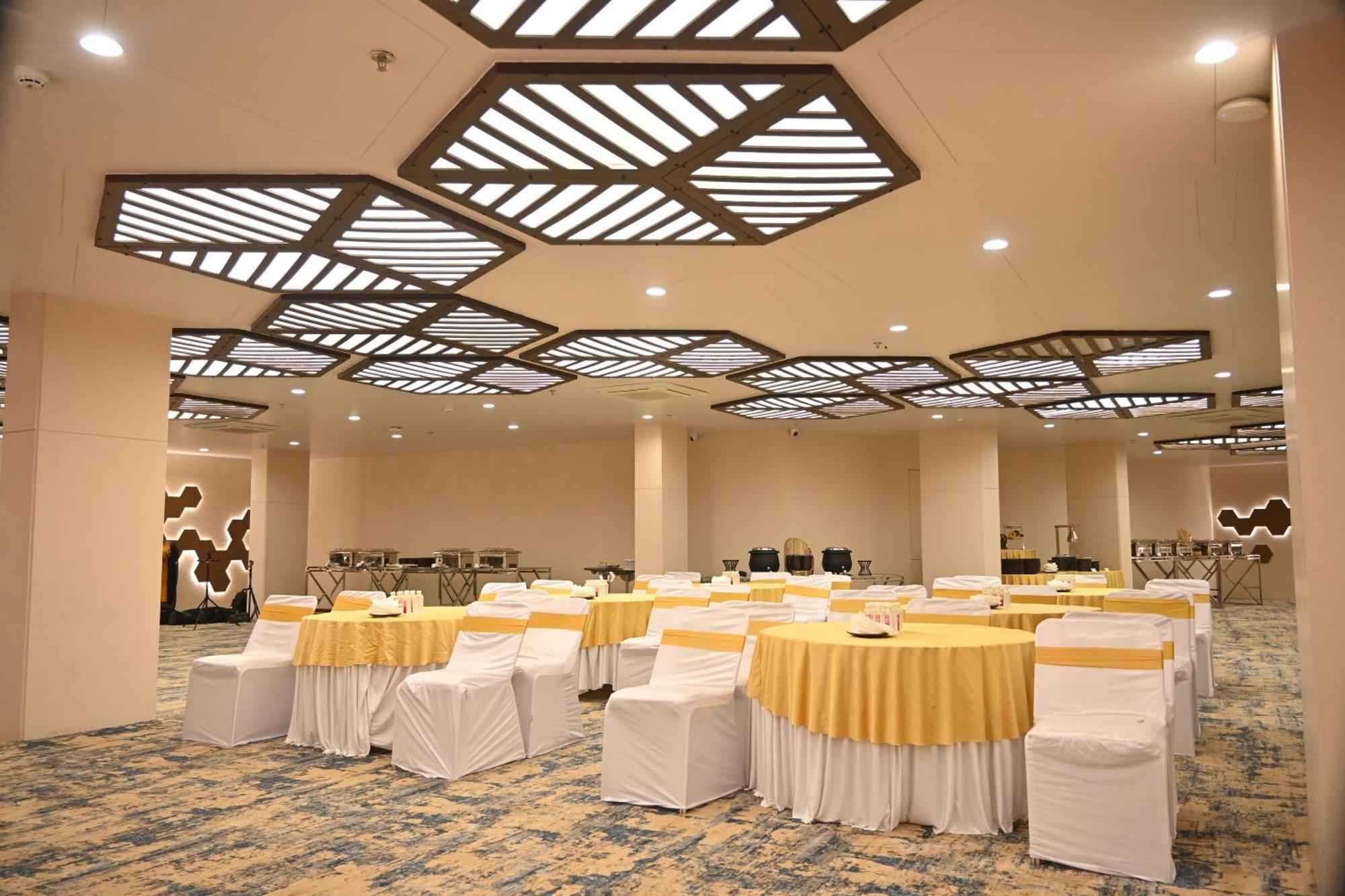 Pam Premium Hotel Vadodara Exterior foto